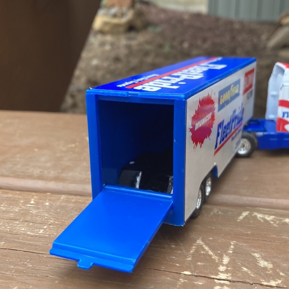 Vintage Fleet Pride Tractor Trailer - Picture 6 of 8